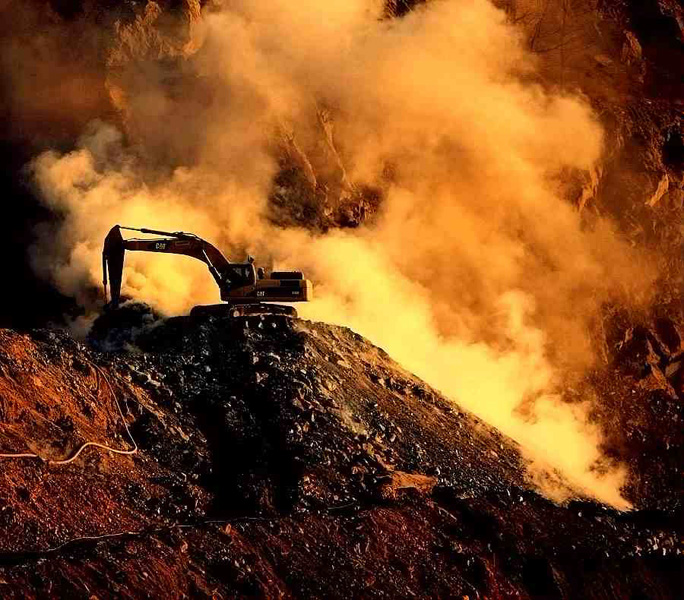 沧桑与辉煌感:露天煤矿中的工程机械美图欣赏